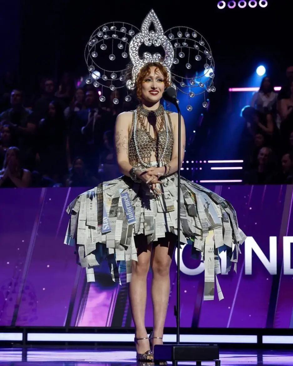 Chappell Roan rinde tributo a Cyndi Lauper con un look icónico y teatral en el Rock & Roll Hall of Fame 2025 1 SaveClip.App 574167577 18544089934010075 7263121711471398820 n