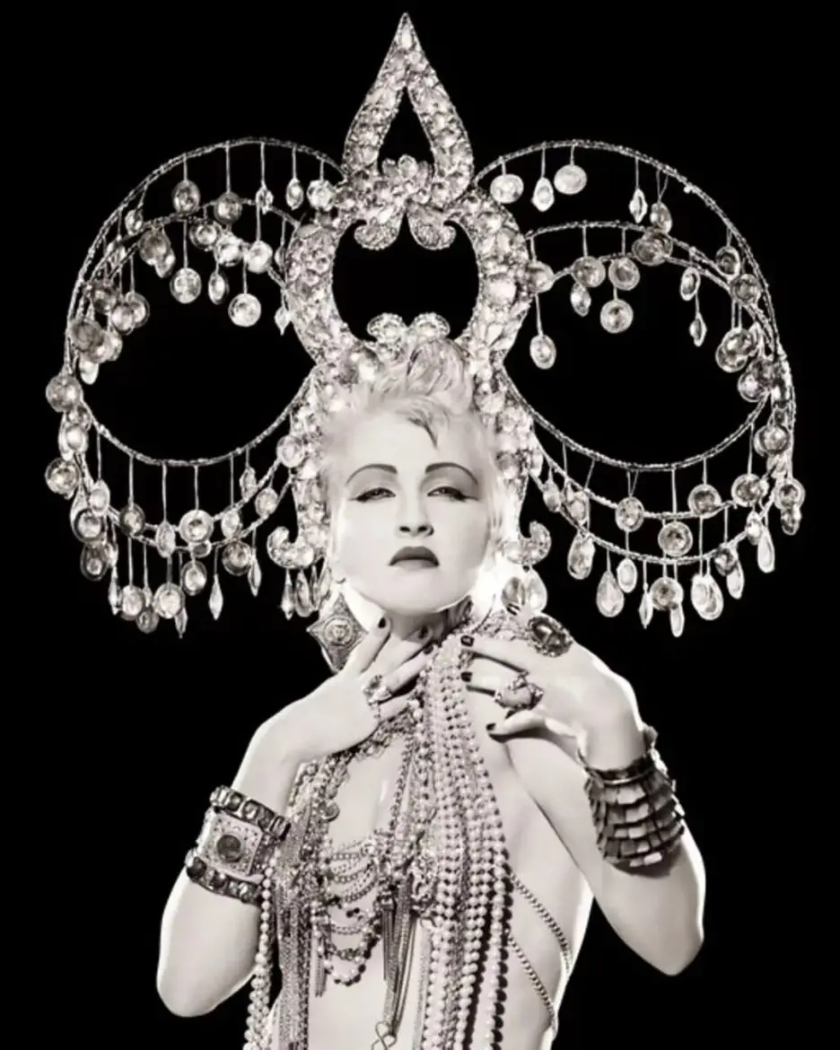 Chappell Roan rinde tributo a Cyndi Lauper con un look icónico y teatral en el Rock & Roll Hall of Fame 2025 3 SaveClip.App 575582507 18544090147010075 161723762661885250 n