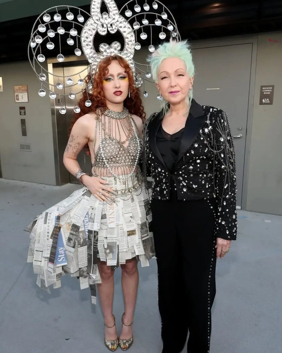 Chappell Roan rinde tributo a Cyndi Lauper con un look icónico y teatral en el Rock & Roll Hall of Fame 2025 2 SaveClip.App 579729482 18544090087010075 7823296343738416404 n
