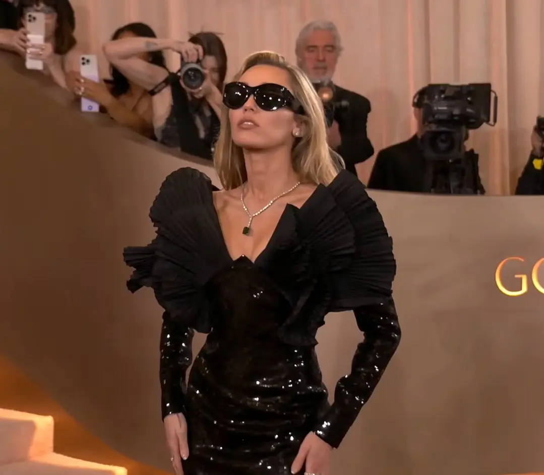 Miley Cyrus impone su sello en los Globos de Oro 2026 con un look audaz y sofisticado 2 image 24