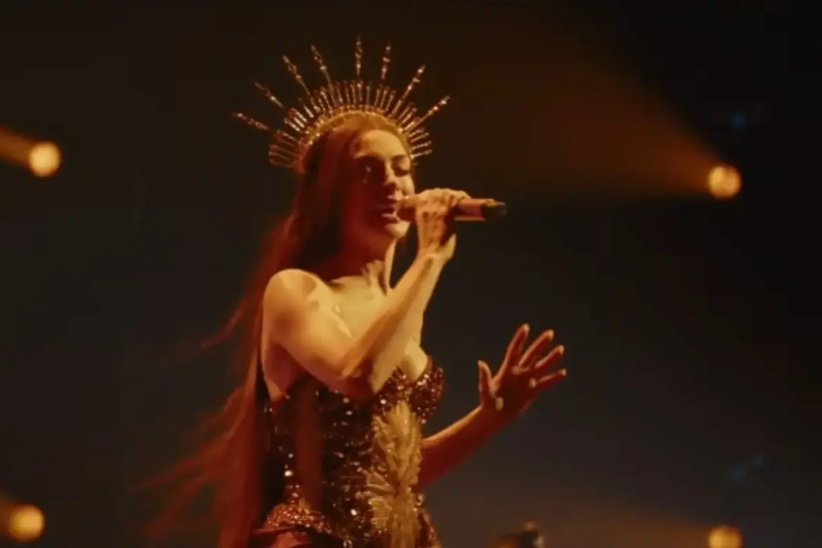 Anne Hathaway sorprende con el lanzamiento del single “Burial” del film Mother Mary 10 Anne 1