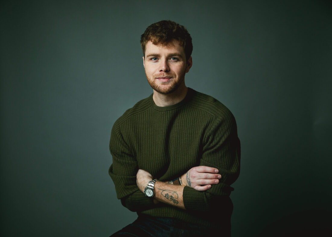 Alex Warren arrasa en los iHeartRadio Music Awards 2026 y gana Canción del Año