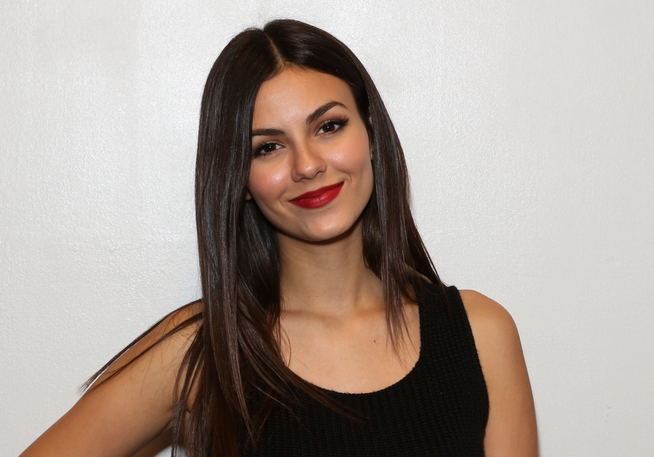 Victoria Justice vuelve al set original de “Victorious” por el 16.º aniversario de la serie
