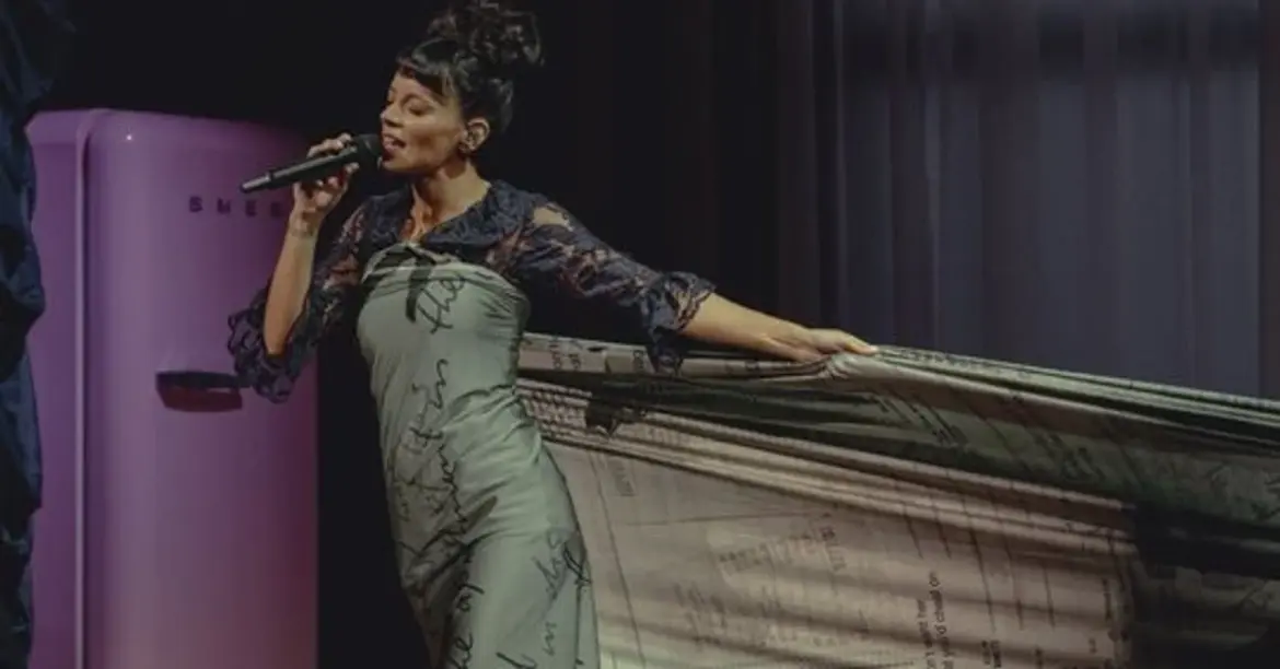 Lily Allen convierte su ruptura en espectáculo y sorprende con un vestido hecho con “pruebas” de infidelidad 4 lily allen