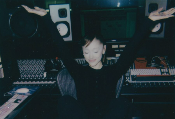 Ariana Grande enciende la era AG8: fotos en estudio disparan rumores de nuevo álbum antes de su gira mundial