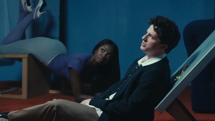 Charlie Puth estrena el videoclip de “Sideways” junto a Coco Jones