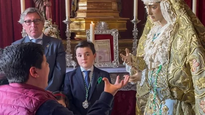 niño le canta a la virgen