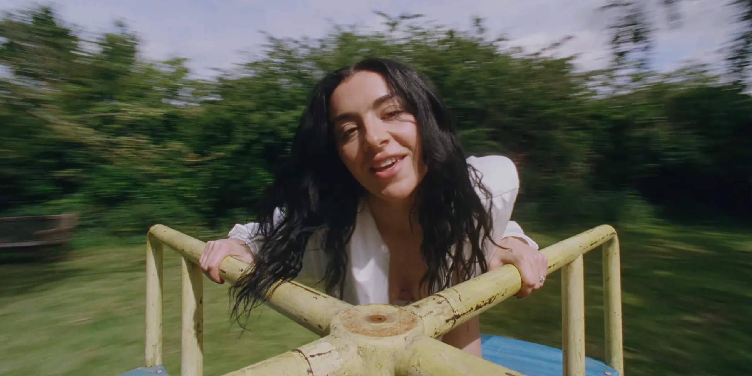 Charli XCX sorprende con “Wink Wink”, un atrevido adelanto de su próximo álbum “Music, Fashion, Film”
