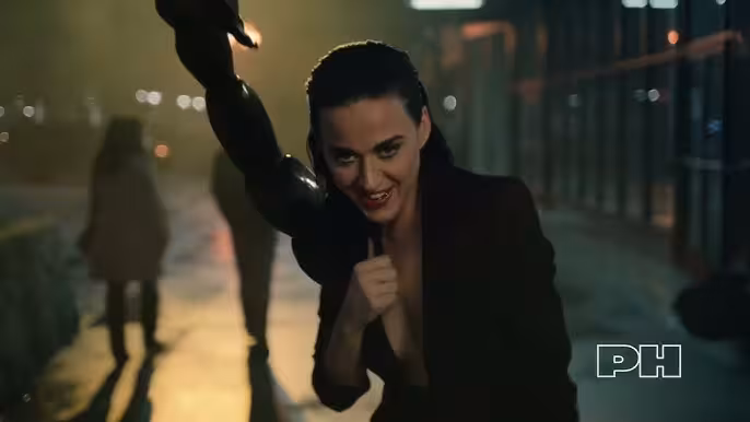 Katy Perry estrena “Watch It Burn”: el videoclip oficial marca el inicio de su nueva era musical