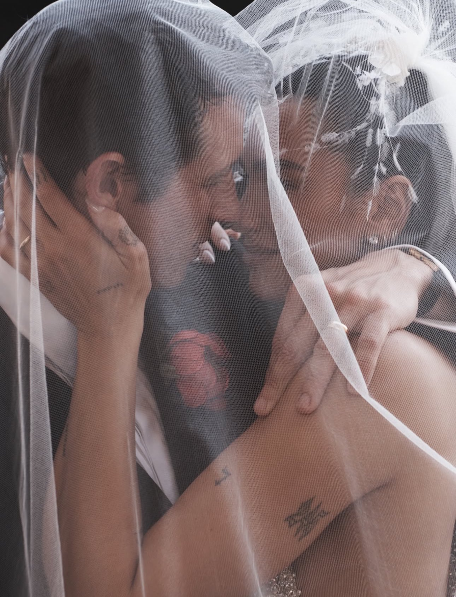 Dua Lipa deslumbra con nuevas fotos de su boda en Italia junto a Callum Turner 3 image 2