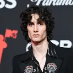 Inde Navarrette da el salto de “Obsession” al videoclip más esperado de Sombr