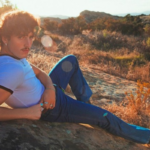 Benson Boone sorprende con una selfie sin camiseta inspirada en Spider-Man