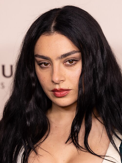 celebridades 8 #CharliXCX