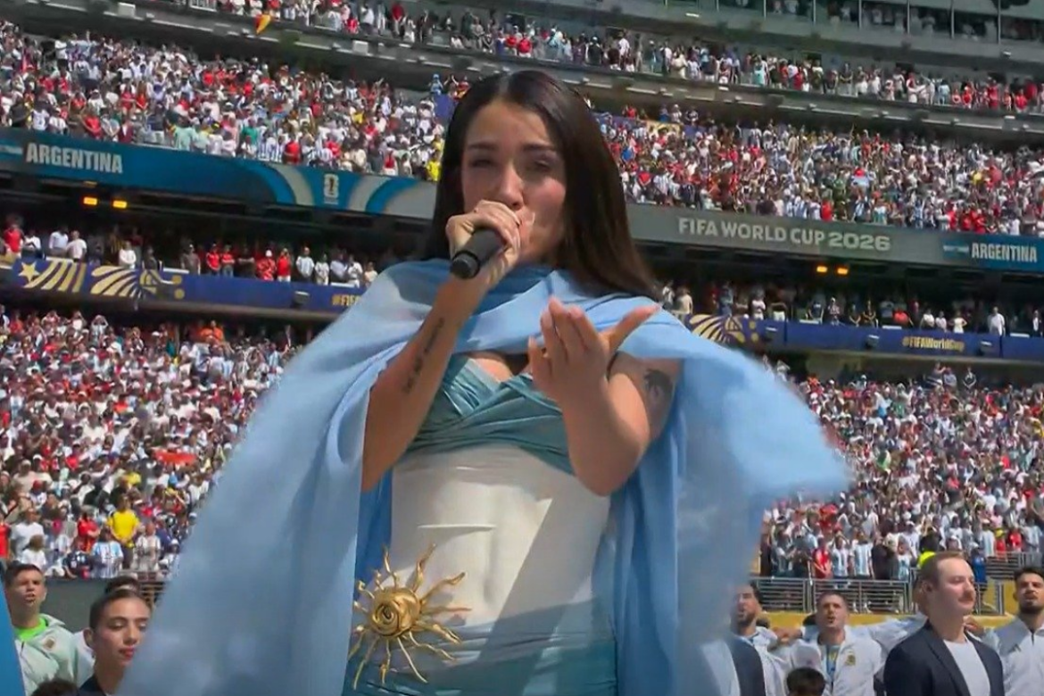 María Becerra emocionó a Argentina al interpretar el Himno Nacional en la final del Mundial 2026 luciendo un vestido inspirado en la bandera albiceleste 8 maria becerra fifa world cup