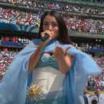 María Becerra emocionó a Argentina al interpretar el Himno Nacional en la final del Mundial 2026 luciendo un vestido inspirado en la bandera albiceleste