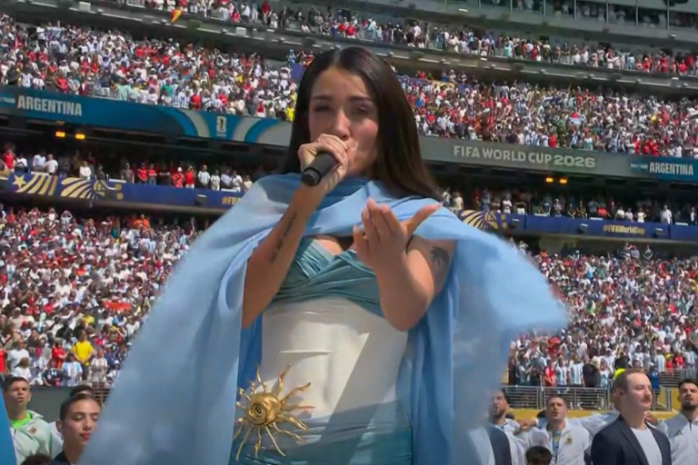 María Becerra emocionó a Argentina al interpretar el Himno Nacional en la final del Mundial 2026 luciendo un vestido inspirado en la bandera albiceleste 4 maria becerra fifa world cup