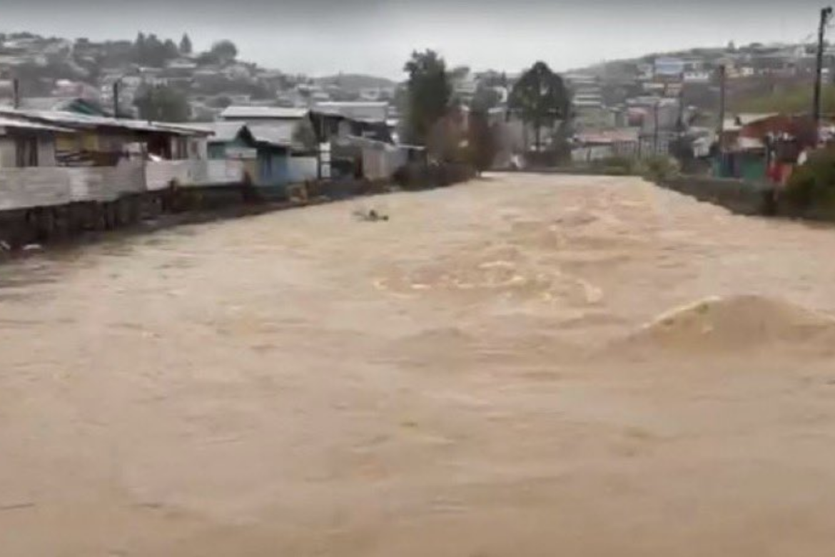Sistema frontal aumenta el caudal del río Curanilahue y activa alerta preventiva para sectores ribereños 2 rio curanilahue temporal