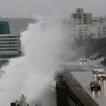 Fuertes marejadas impactan Valparaíso: el mar llegó hasta la avenida Altamirano y dejó piedras, escombros y daños en el borde costero