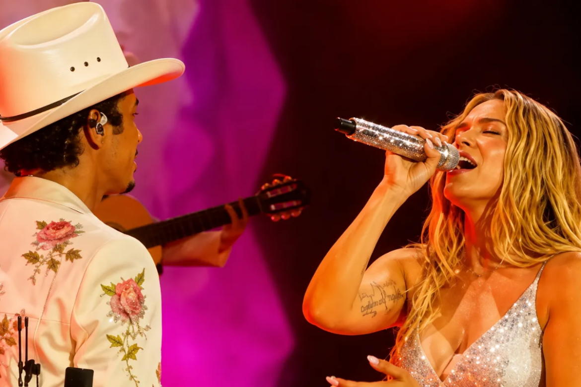 ¡Karol G y Bruno Mars lo hicieron! Cantaron “Still” juntos y desataron la locura entre sus fans