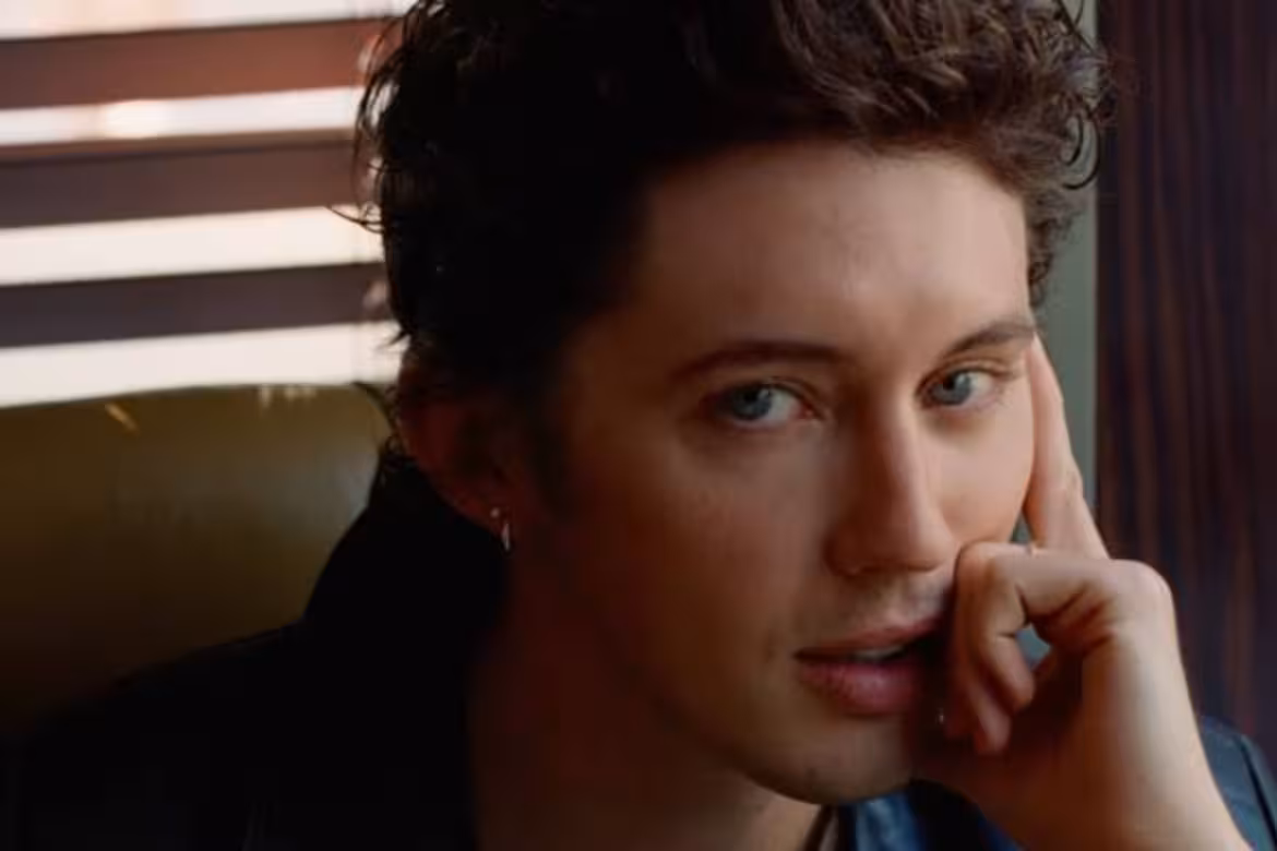 Troye Sivan regresa con “She’s the Best” y sorprende con Nicole Kidman en su nuevo videoclip 4