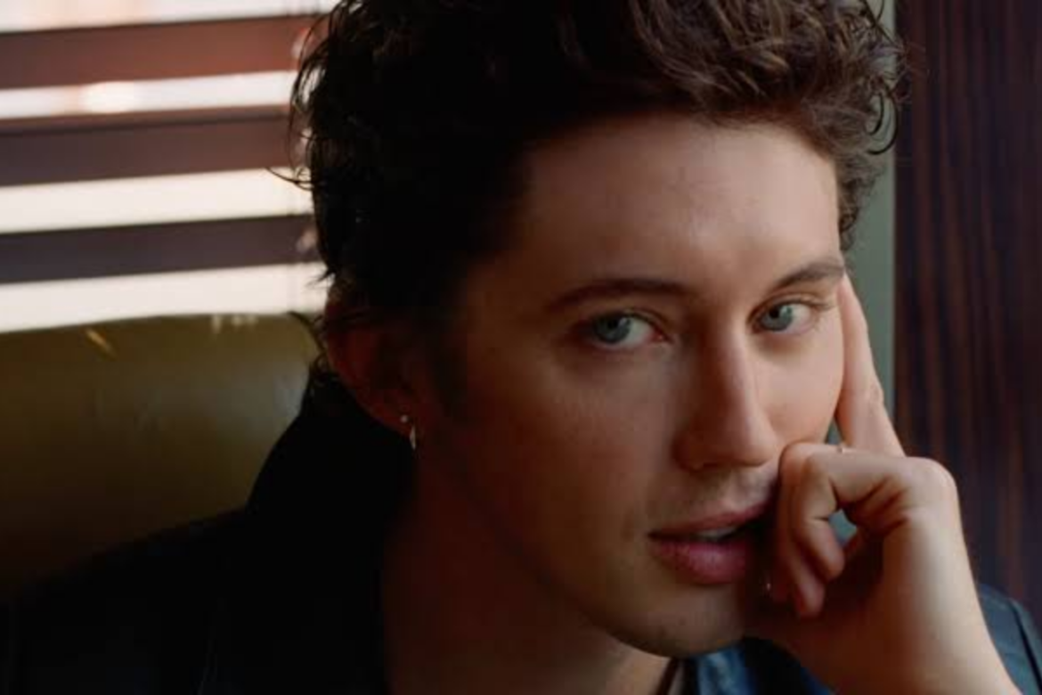 Troye Sivan regresa con “She’s the Best” y sorprende con Nicole Kidman en su nuevo videoclip 2