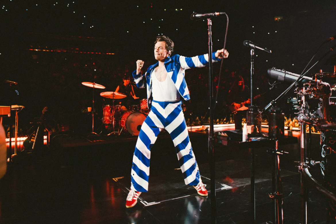 Harry Styles sorprende en Nueva York y vuelve a interpretar “Kiwi” durante el inicio de su residencia