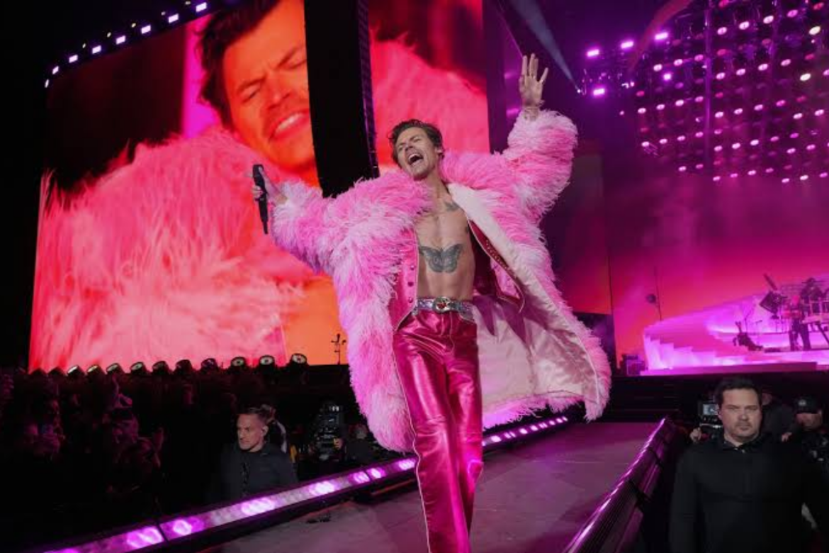 Harry Styles sufre caída en pleno concierto bajo la lluvia, pero conquista a México con una inesperada reacción