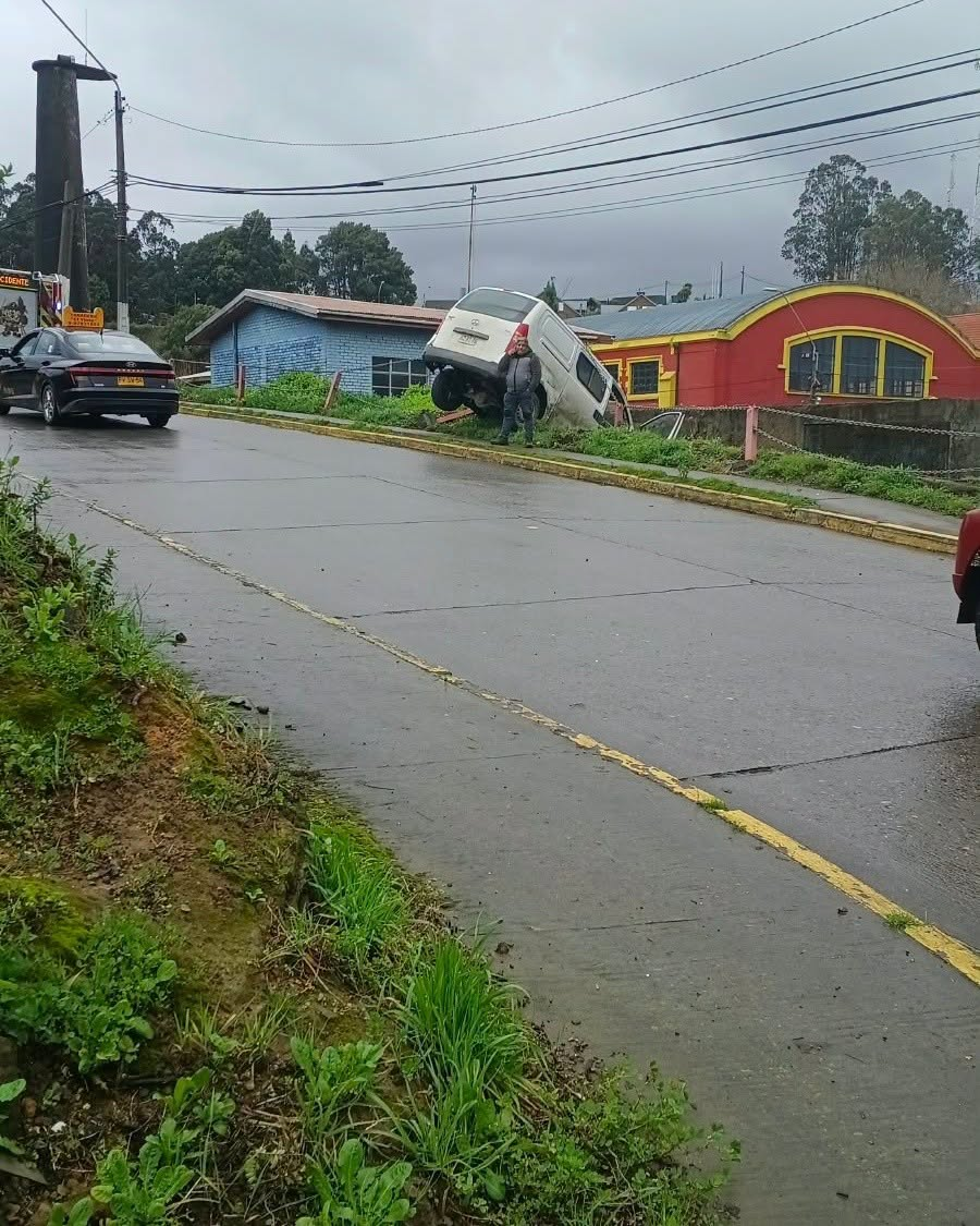 Vehículo menor volcó en bajada a Schwager en Coronel: Bomberos concurrió a la emergencia 1