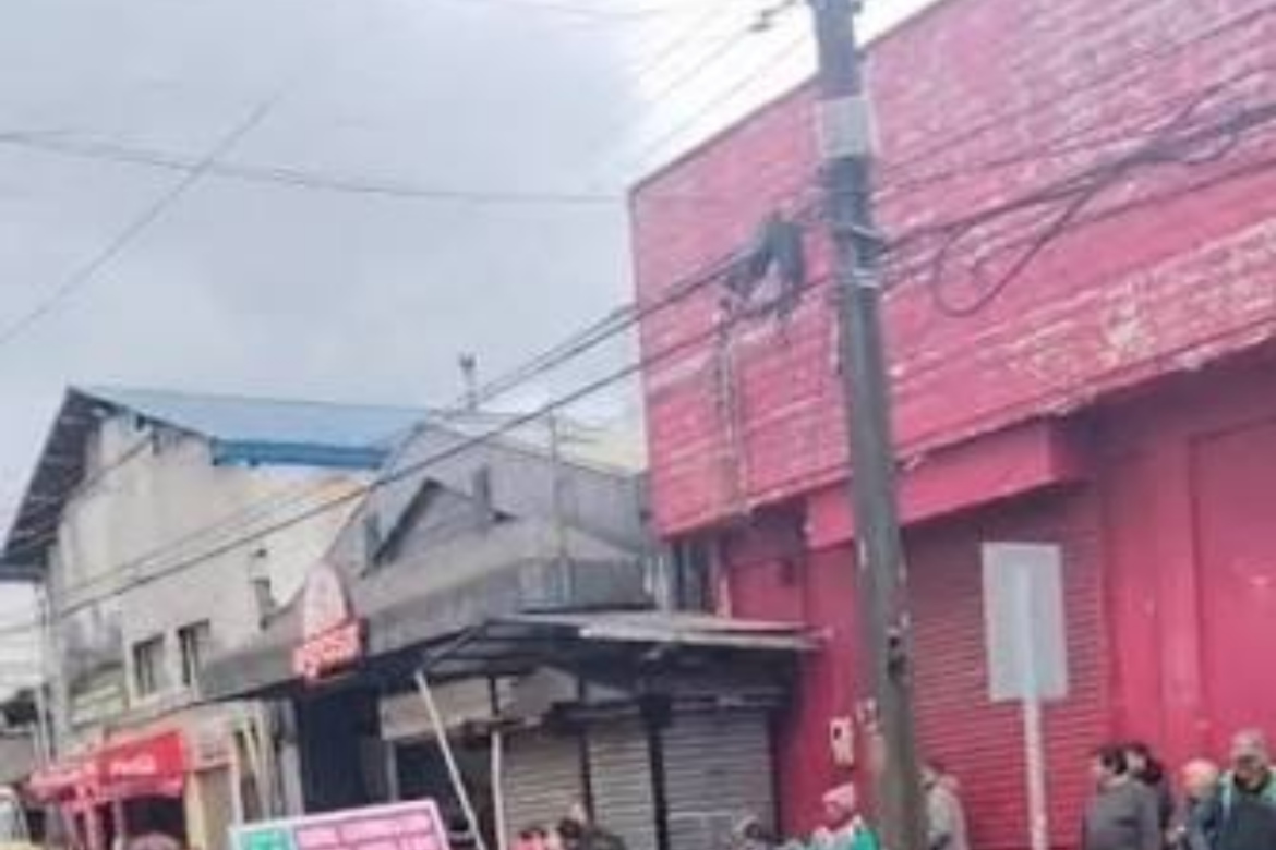 Violenta pelea entre comerciantes ilegales preocupa a vecinos en pleno centro de Lota