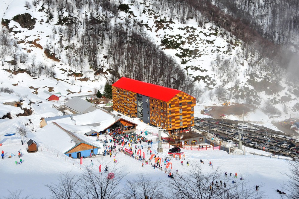 Incendio afecta al Hotel Alto Nevados de Chillán y obliga a evacuar a cerca de 150 personas 2