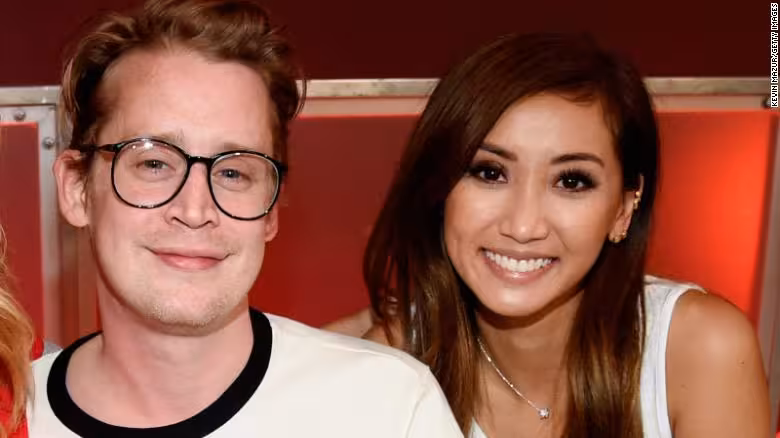 Brenda Song y Macaulay Culkin sorprenden en los Emmy 2026 con una elegante aparición en pareja 2