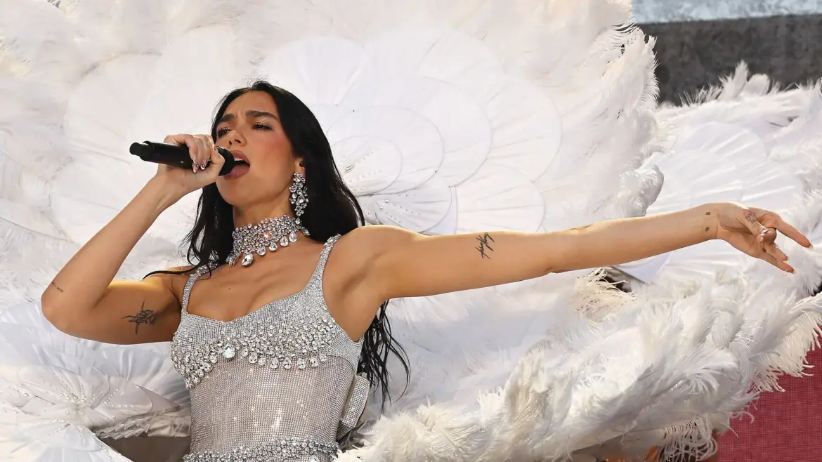 Dua Lipa sorprende con acrobacia sobre una tabla de paddleboard durante sus vacaciones