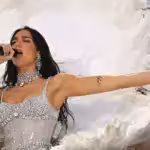 Dua Lipa sorprende con acrobacia sobre una tabla de paddleboard durante sus vacaciones