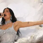 Dua Lipa sorprende con acrobacia sobre una tabla de paddleboard durante sus vacaciones