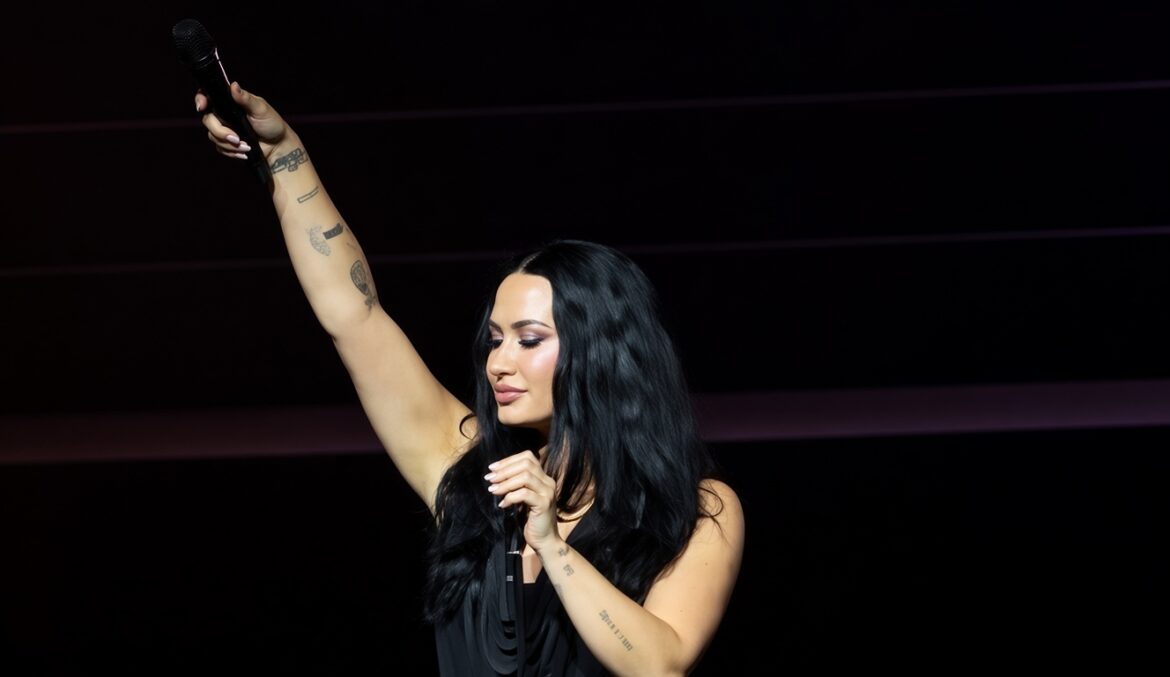 Demi Lovato se emociona en pleno concierto en São Paulo y conmueve a los Lovatics durante “Ghost” 3