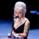Mon Laferte recibe el Premio a la Justicia Social en los Hispanic Heritage Awards 2026