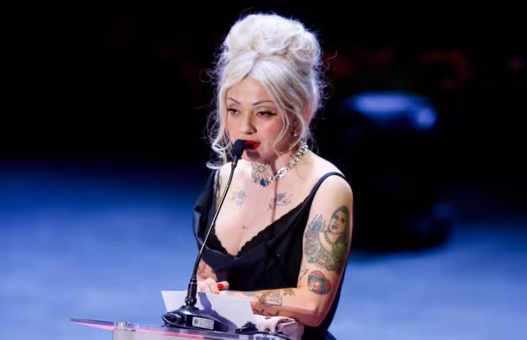Mon Laferte recibe el Premio a la Justicia Social en los Hispanic Heritage Awards 2026