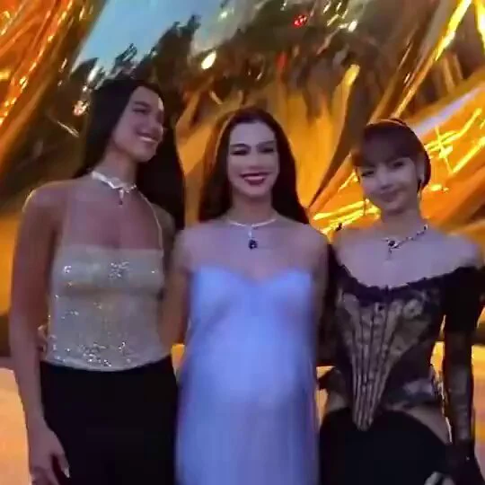 Dua Lipa, Anne Hathaway y Lisa de BLACKPINK sorprenden juntas en evento de Bvlgari en Nueva York 2