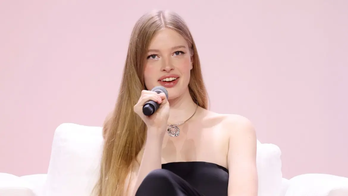 La hija de Elon Musk sorprende al enfrentarse a un robot en una campaña que muchos interpretan como una indirecta a su padre