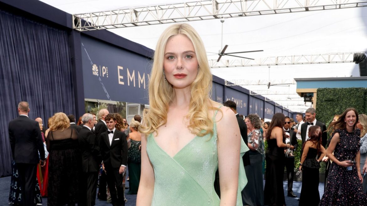 Elle Fanning deslumbra en la premiere británica de Los Juegos del Hambre: Amanecer en la cosecha