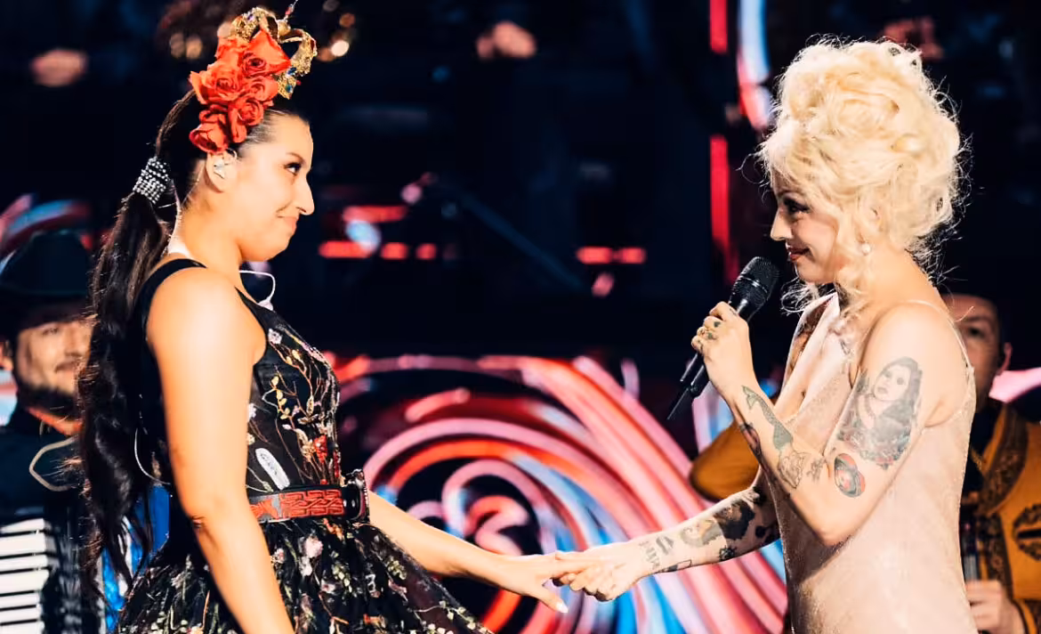 Mon Laferte sorprendió al compartir escenario con María José Quintanilla y le entregó un potente respaldo para Viña 1