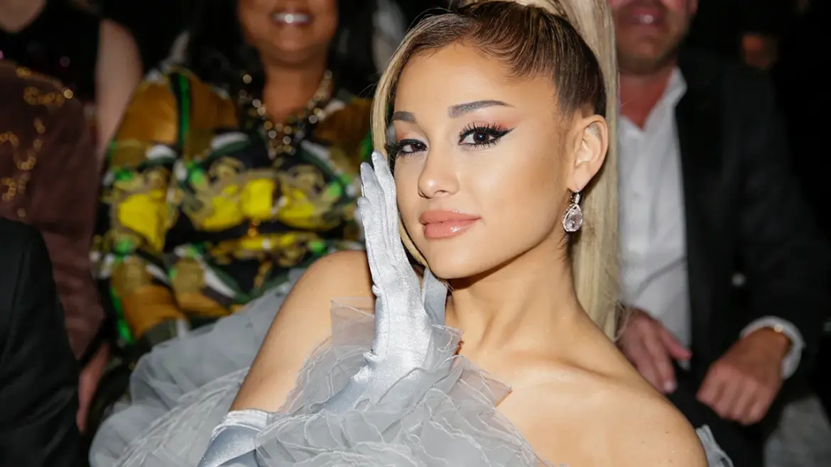 Radio Online Chile: Venus Radio FM en Vivo | Pop y Top 40 20 Ariana Grande protagoniza «JOY: The Swarovski Musical», la nueva campaña navideña de Swarovski